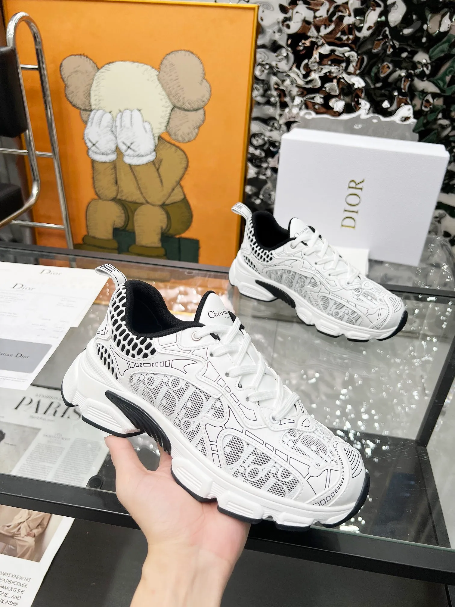 P560🐮🐮The official website of Dijia's new colors has been updated simultaneously [Celebration] This Dior Vibe sneaker incorporates Dior's high-end spirit and reinterprets classic running shoes. White mesh fabric features an Oblique print and is paired with laminated leather-effect panels in gold and silver tones for a contrasting look. It is further embellished with classic details such as 3D effect details, the lucky star symbol on the rear, and the logo on the tongue and rear pull tab. The lightweight sole is embellished with gray stars, complementing a variety of casual or elegant pieces for a modern look. Size: Women’s size 35-41 (35/42 can be customized) Men’s size 40-46 (39/46 can be customized)